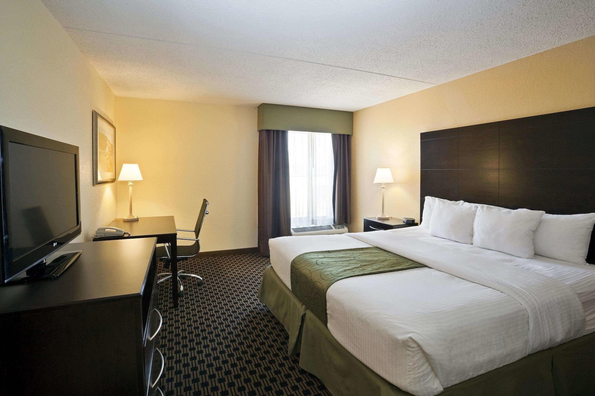 La Quinta By Wyndham Salina Hotel Bagian luar foto