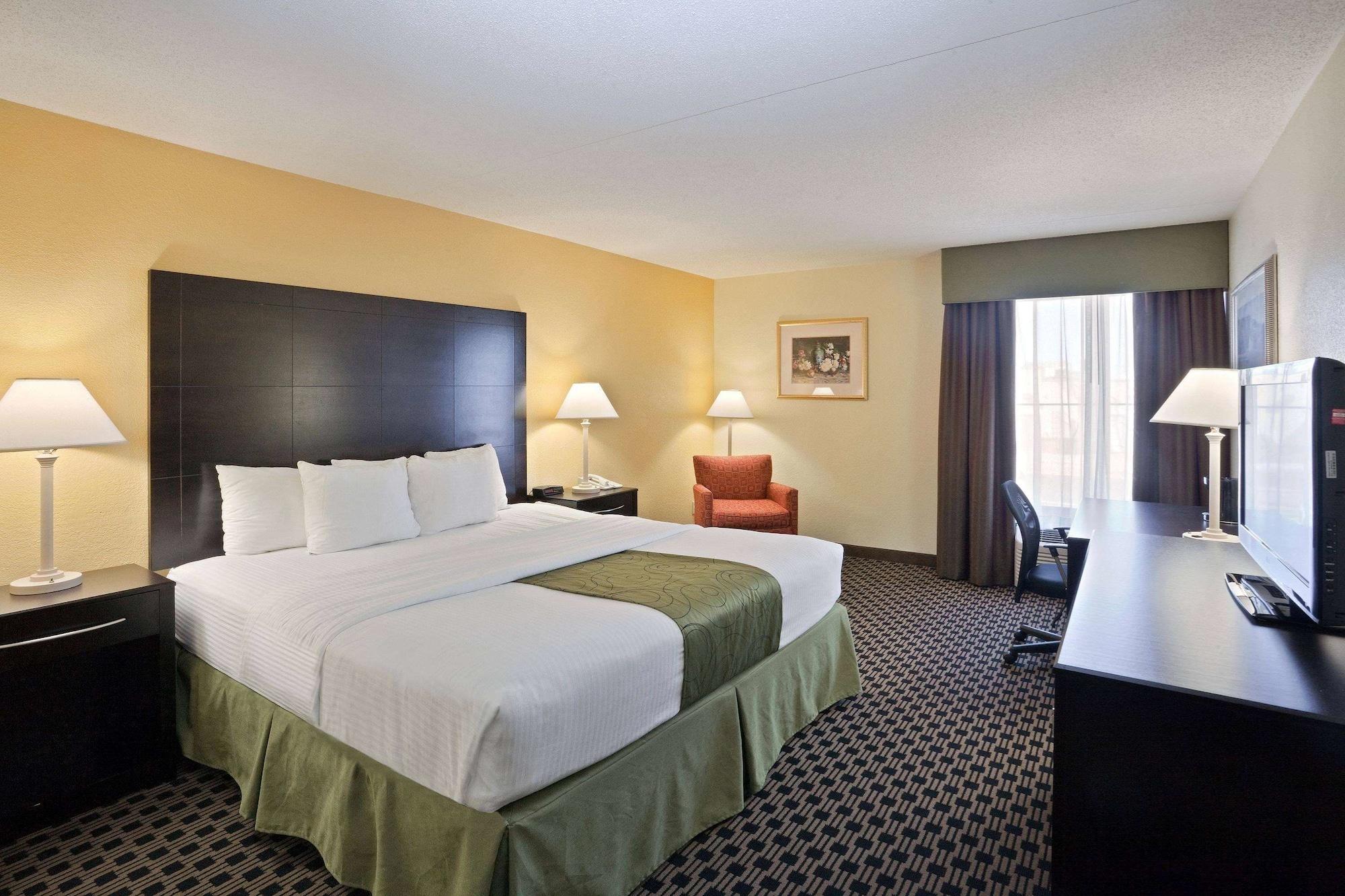 La Quinta By Wyndham Salina Hotel Bagian luar foto