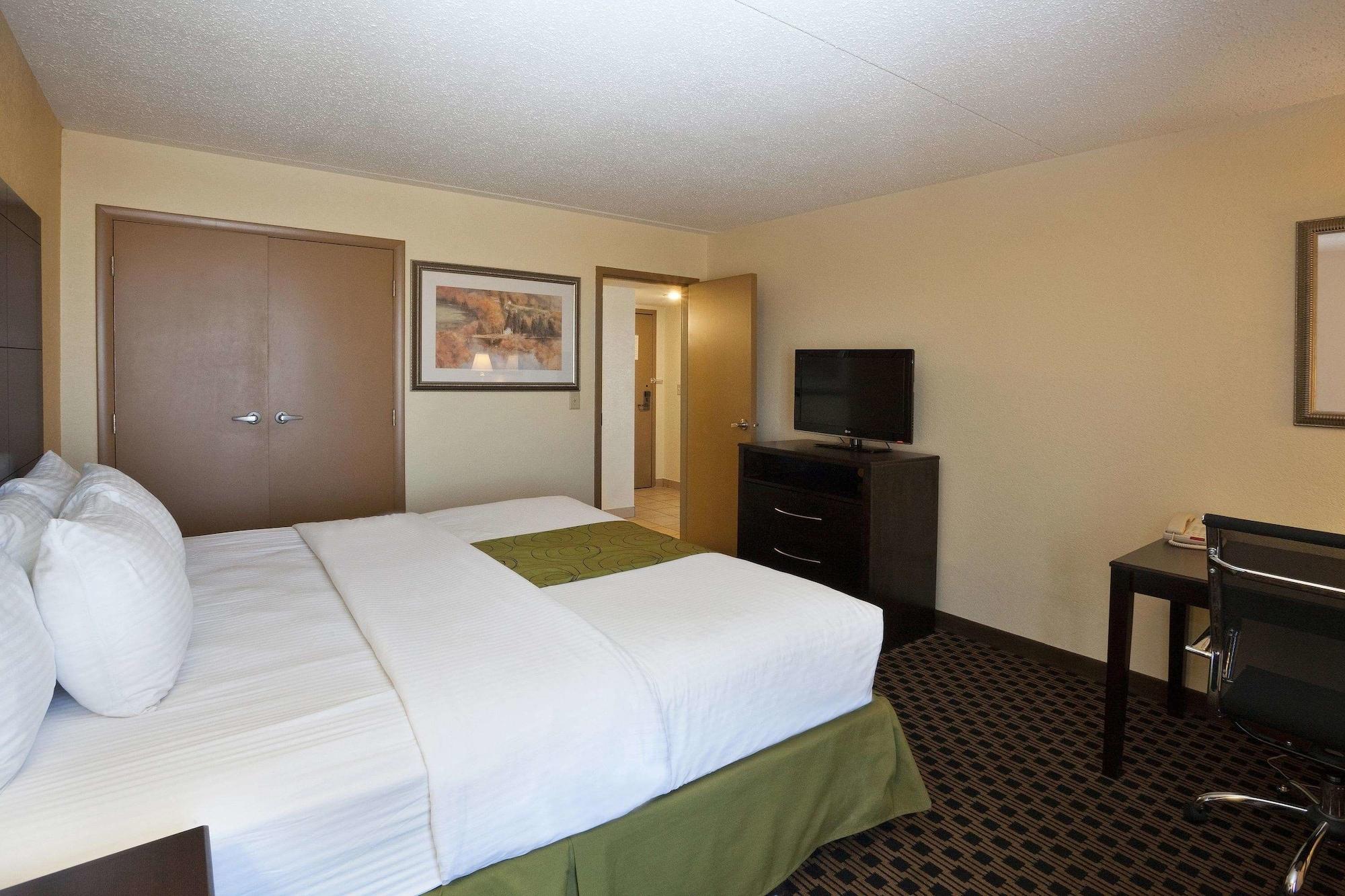 La Quinta By Wyndham Salina Hotel Bagian luar foto