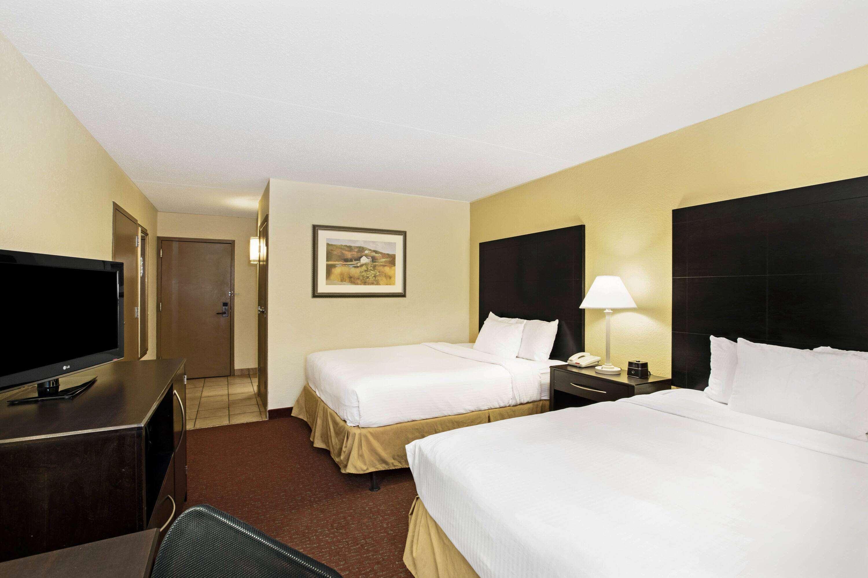 La Quinta By Wyndham Salina Hotel Bagian luar foto