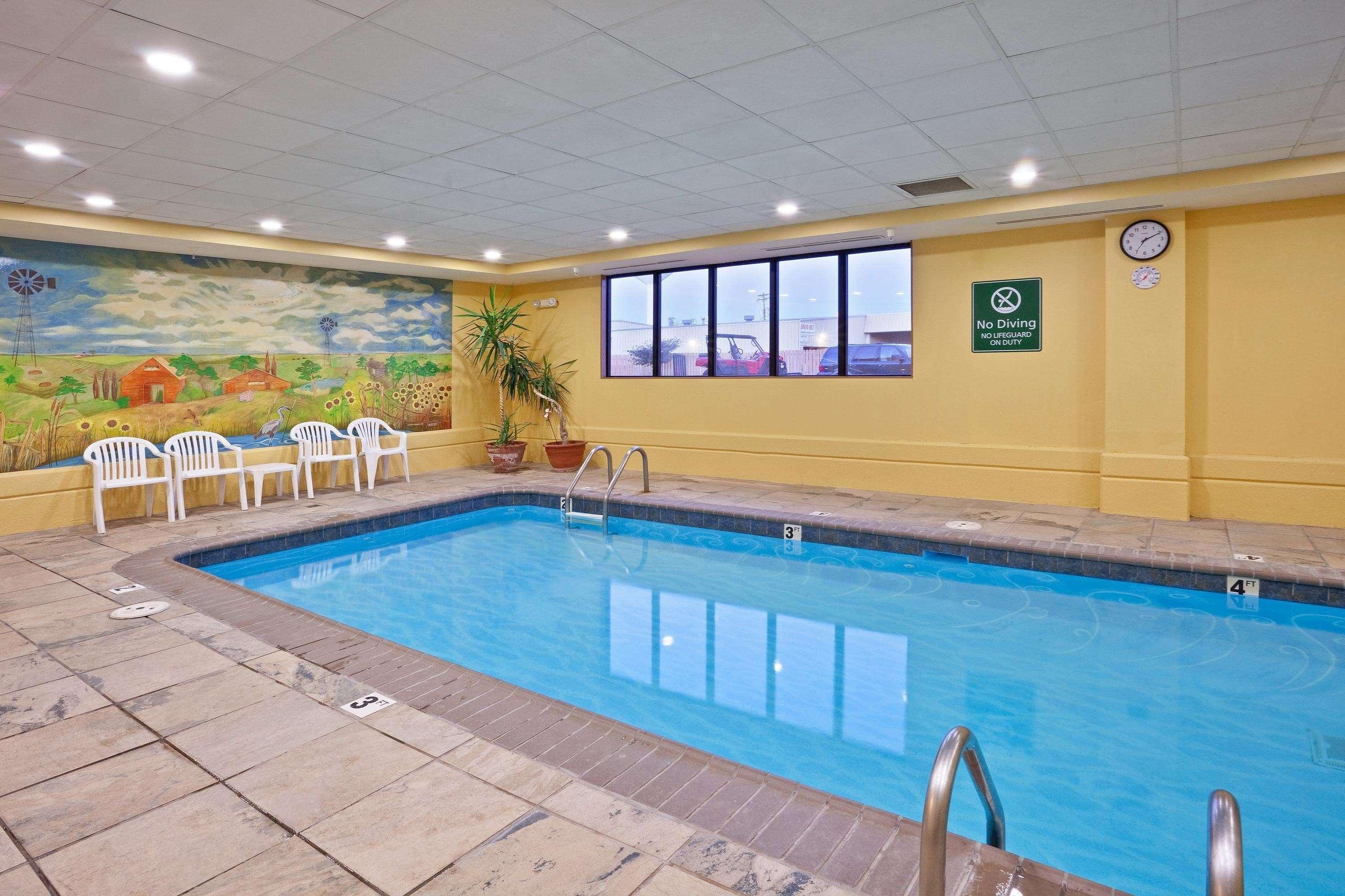 La Quinta By Wyndham Salina Hotel Bagian luar foto