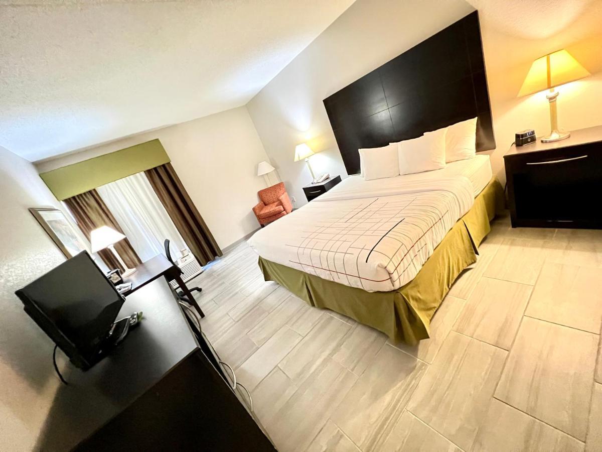 La Quinta By Wyndham Salina Hotel Bagian luar foto
