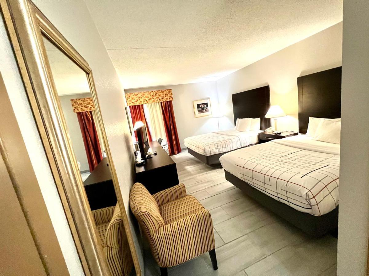 La Quinta By Wyndham Salina Hotel Bagian luar foto