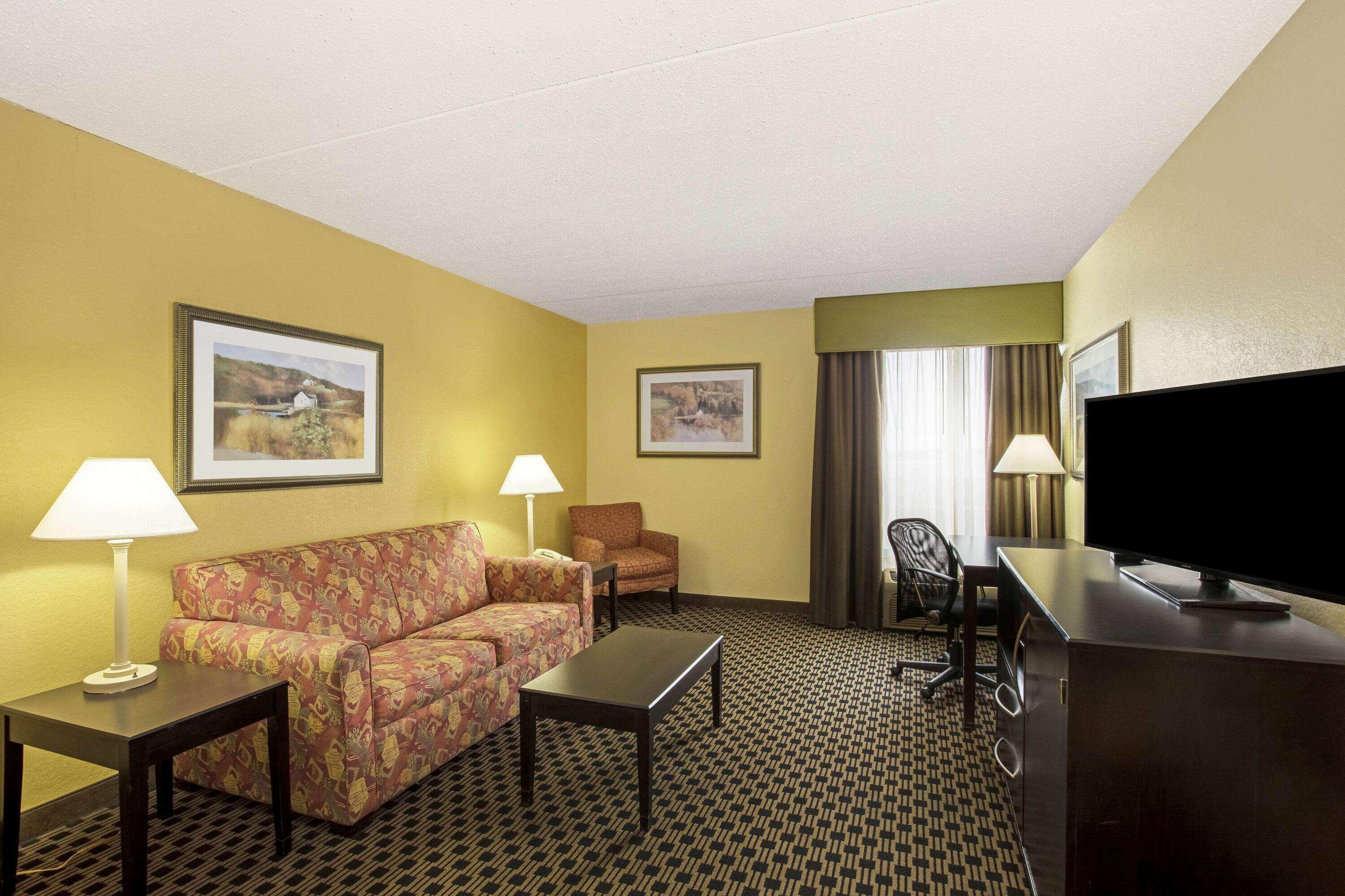 La Quinta By Wyndham Salina Hotel Bagian luar foto