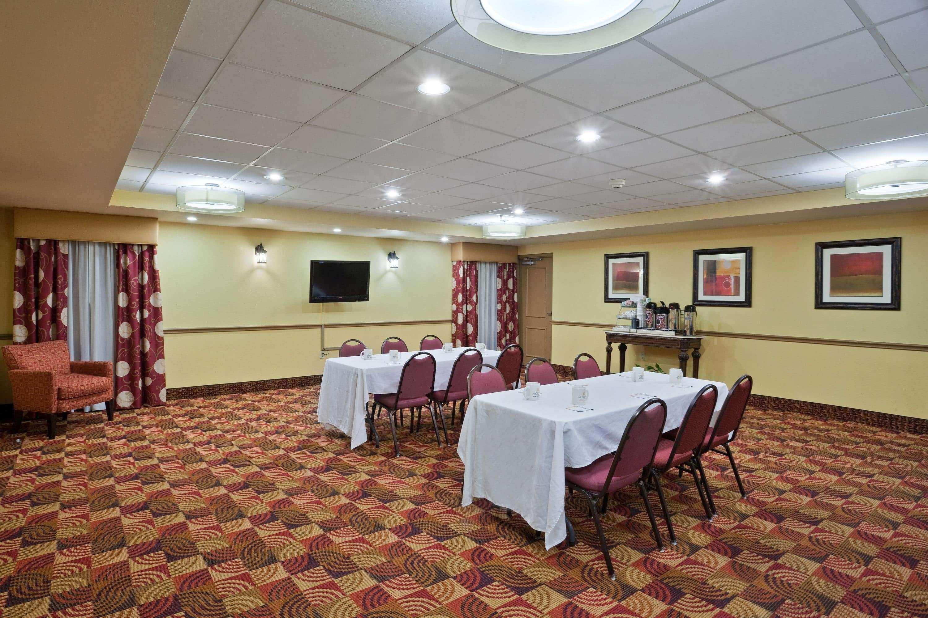 La Quinta By Wyndham Salina Hotel Bagian luar foto