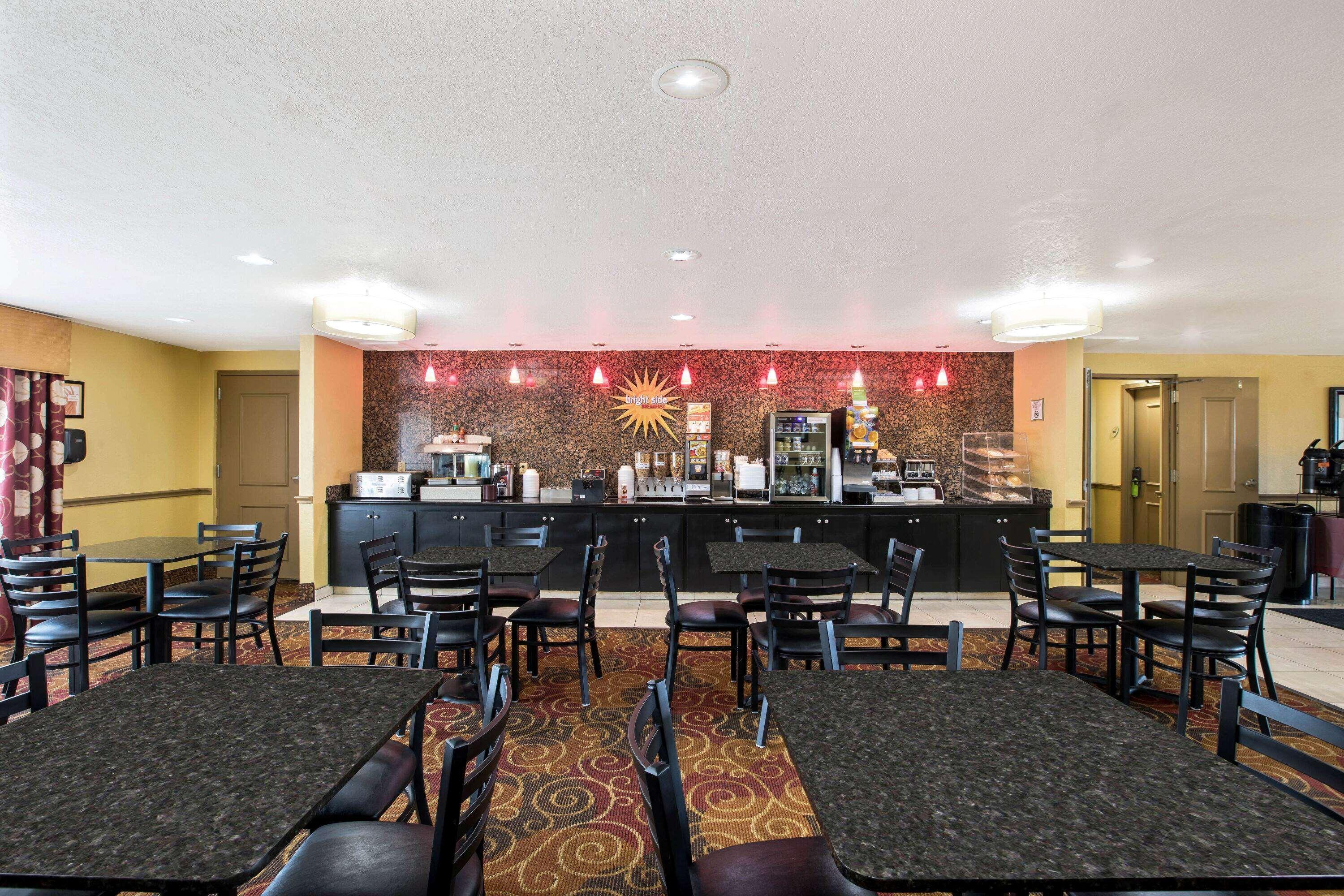 La Quinta By Wyndham Salina Hotel Bagian luar foto
